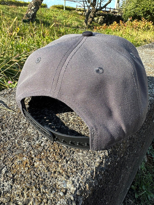 フラットバイザーキャップ